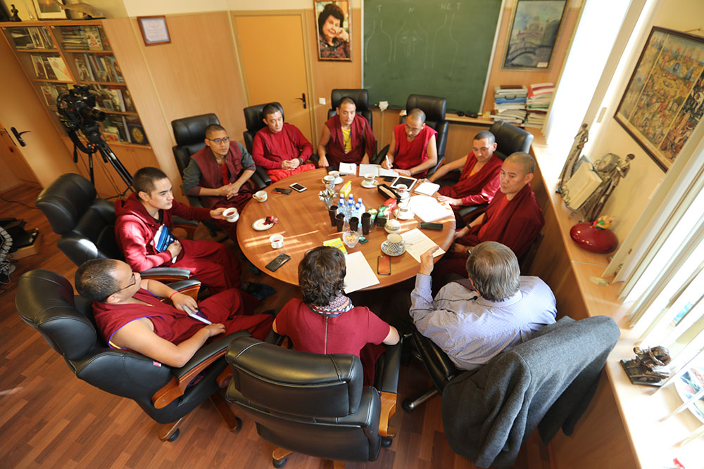 Tibetan monks of the first batch are having a discussion with Prof. Svyatoslav Medvedev, head of the project, full member of the Russian Academy of Sciences at the Institute of Human Brain (St. Petersburg).